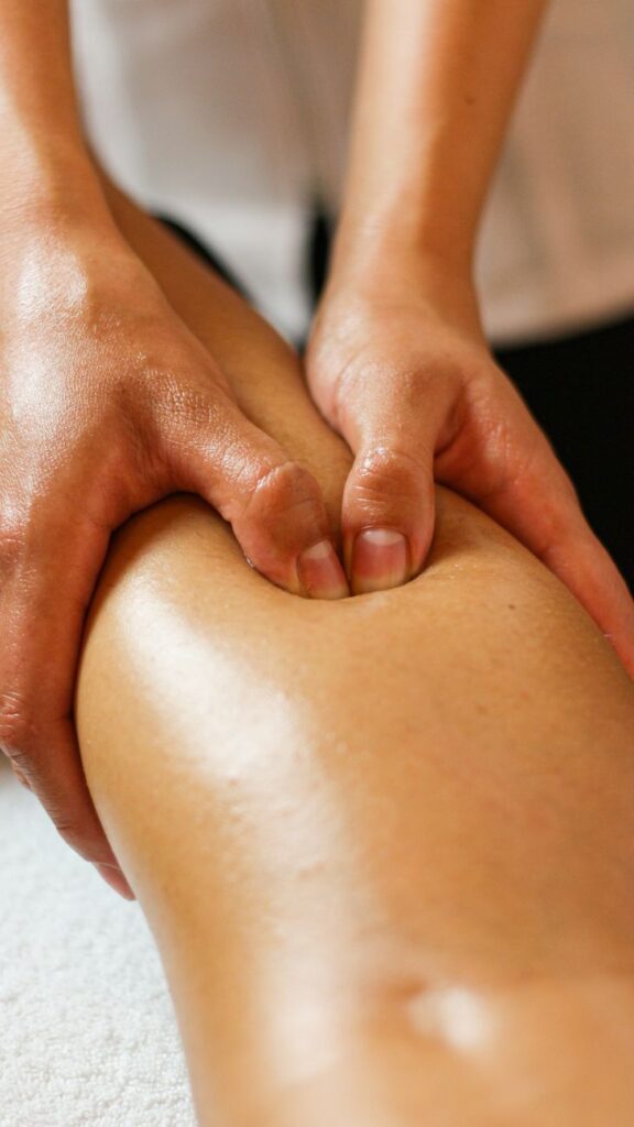 Manuelle Therapie am Bein
