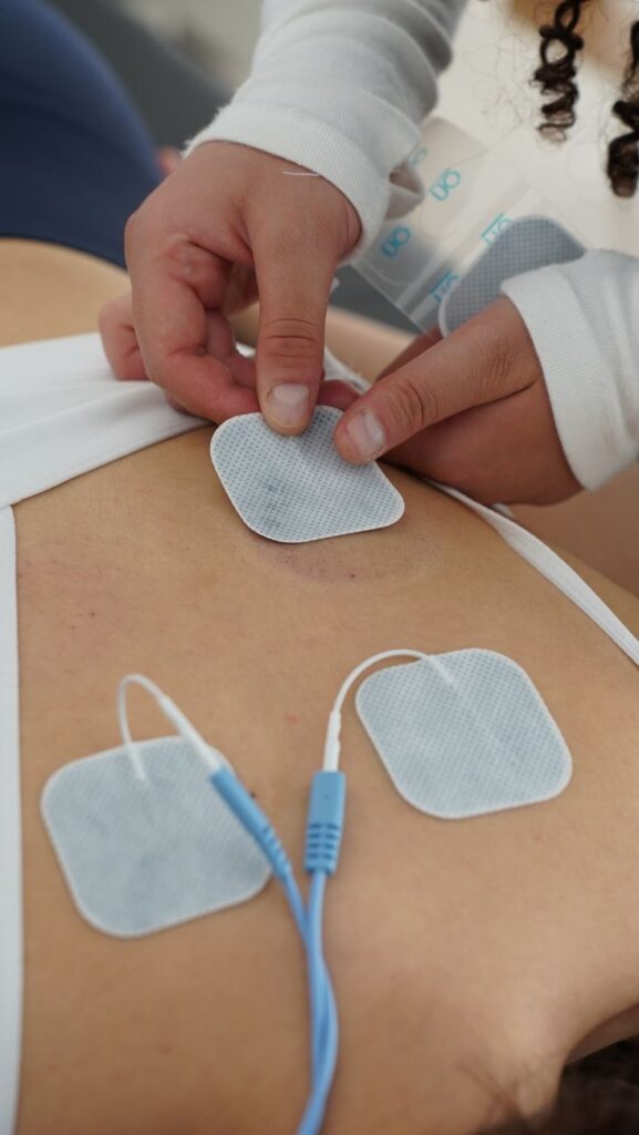 Elektrotherapie mit Elektroden am Rücken