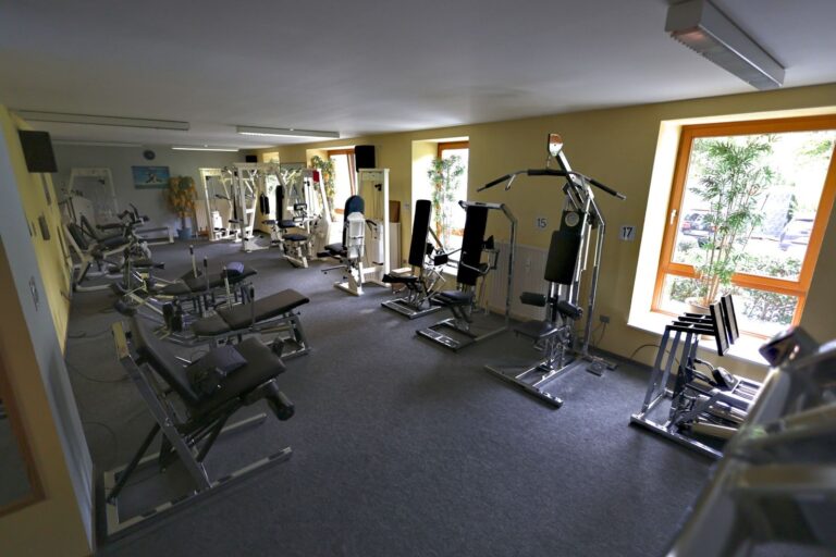Fitness Uslar – Heller Trainingsraum mit großen Fenstern und Kraftgeräten im Reha-Zentrum Klages, Uslar Fitness Uslar – Heller Trainingsraum mit großen Fenstern und Kraftgeräten im Reha-Zentrum Klages, Uslar