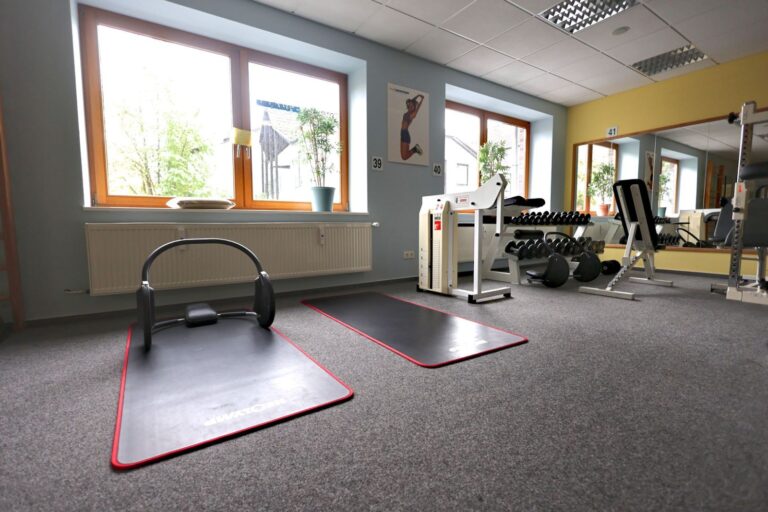 T-RENA Uslar – Gymnastikmatten, Kurzhanteln und Fenster im Kursbereich im Reha-Zentrum Klages, Uslar T-RENA Uslar – Gymnastikmatten, Kurzhanteln und Fenster im Kursbereich im Reha-Zentrum Klages, Uslar