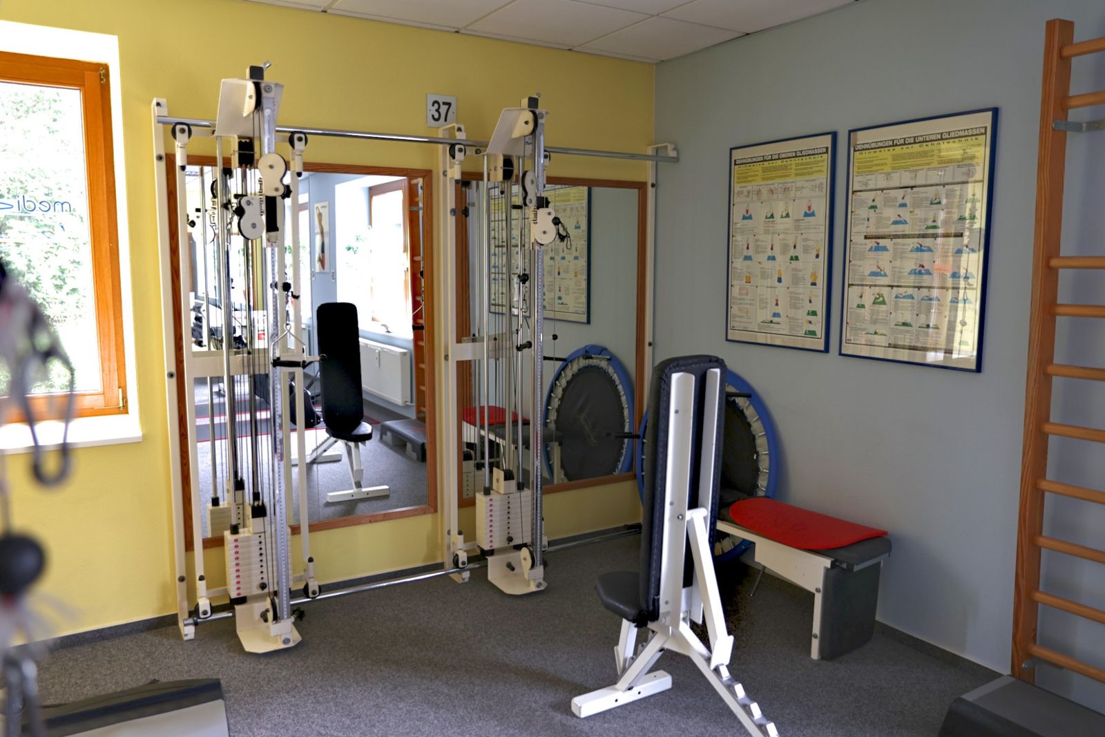 Zugapparat mit Spiegeln im Fitnessstudio
