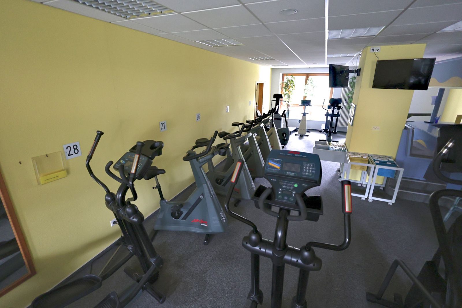 Ausdauergeräte und Fernseher im Cardiobereich