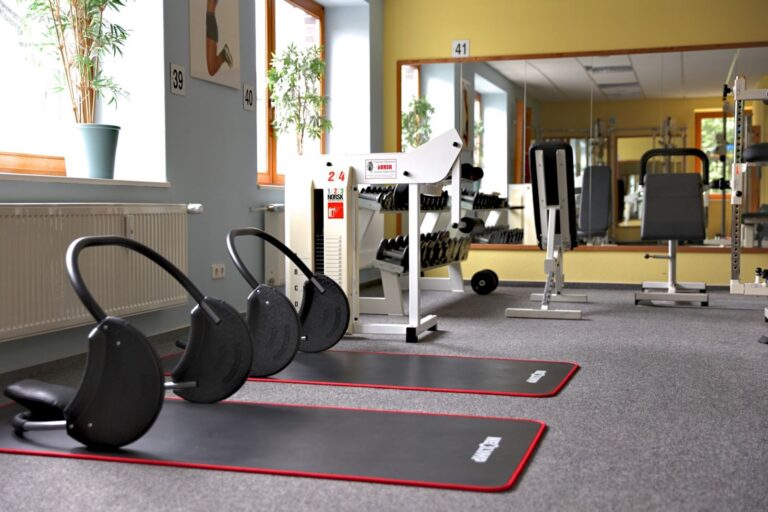 Reha-Fit Uslar – Matten, Kurzhantelständer und Trainingsgeräte im Reha-Zentrum-Klages, Uslar