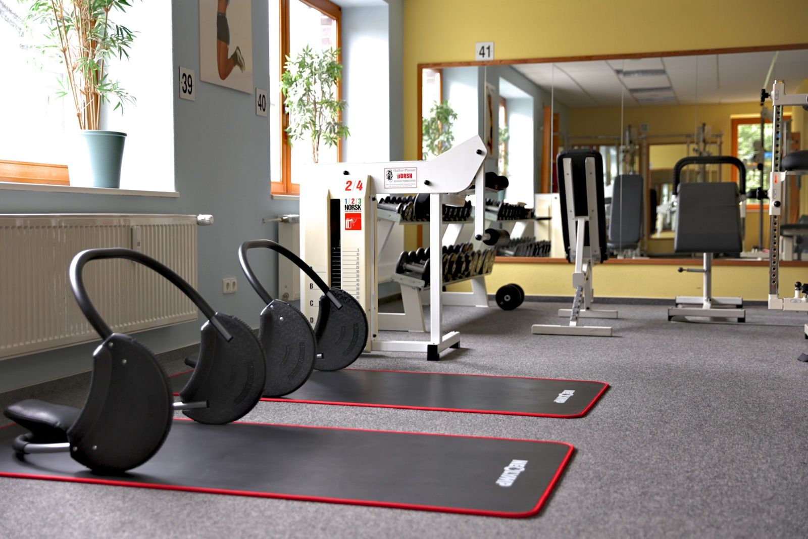 Matten, Kurzhantelständer und Trainingsgeräte