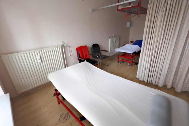 Manuelle Therapie Uslar – Behandlungsraum mit Therapieliege und Vorhang im Reha-Zentrum-Klages, Uslar Manuelle Therapie Uslar – Behandlungsraum mit Therapieliege und Vorhang im Reha-Zentrum-Klages, Uslar