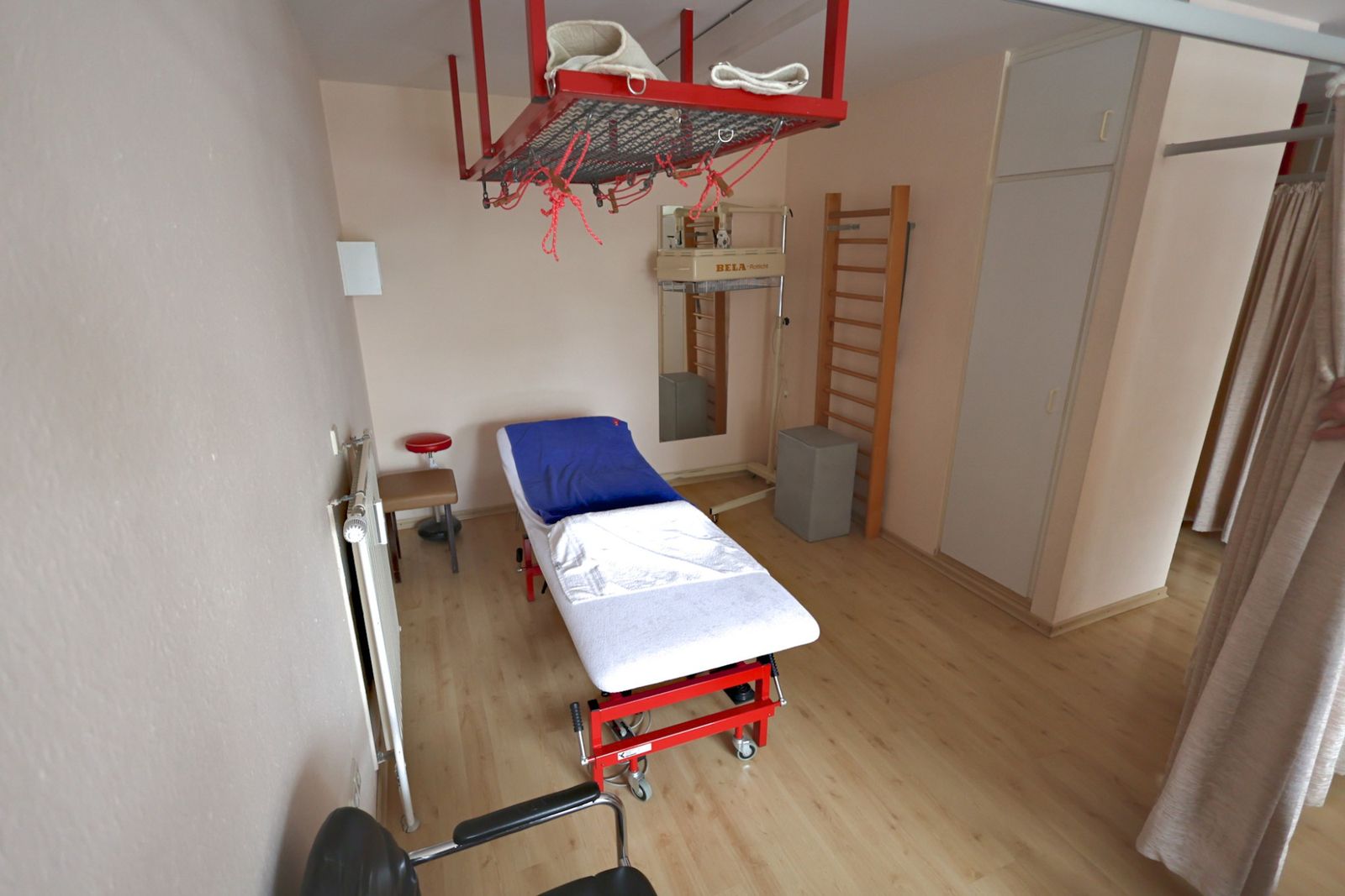 Behandlungsraum mit Schlingentisch und Sprossenwand