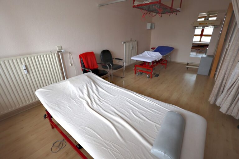 Massage Uslar – Behandlungsraum mit zwei Therapieliegen im Reha-Zentrum Klages, Uslar Massage Uslar – Behandlungsraum mit zwei Therapieliegen im Reha-Zentrum Klages, Uslar