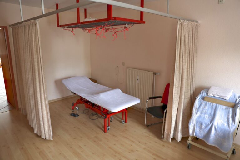 Physio Uslar – Therapieliege mit Vorhängen im Reha-Zentrum Klages, Uslar