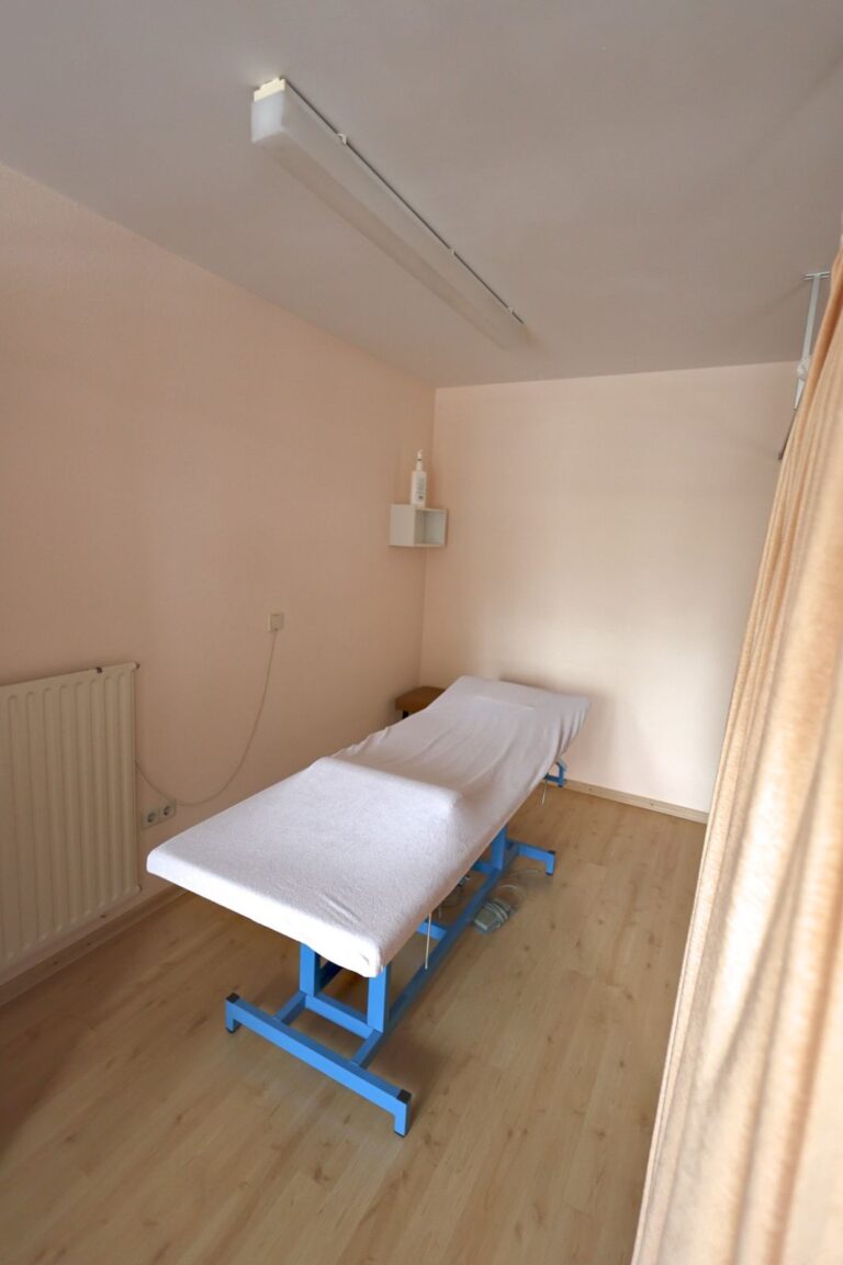 Massage Uslar – Behandlungsraum mit Therapieliege im Reha-Zentrum Klages, Uslar Massage Uslar – Behandlungsraum mit Therapieliege im Reha-Zentrum Klages, Uslar