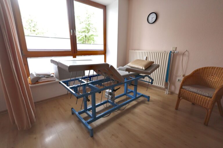 Physio Uslar – Behandlungsraum mit Extensionsliege am Fenster im Reha-Zentrum Klages, Uslar