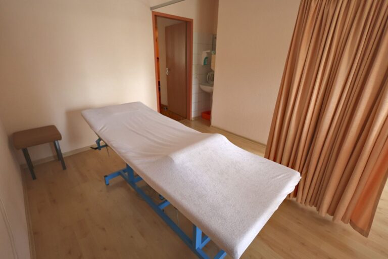 Physiotherapeut Job in Uslar – Behandlungsraum mit Therapieliege im Reha-Zentrum Klages, Uslar Physiotherapeut Job in Uslar – Behandlungsraum mit Therapieliege im Reha-Zentrum Klages, Uslar