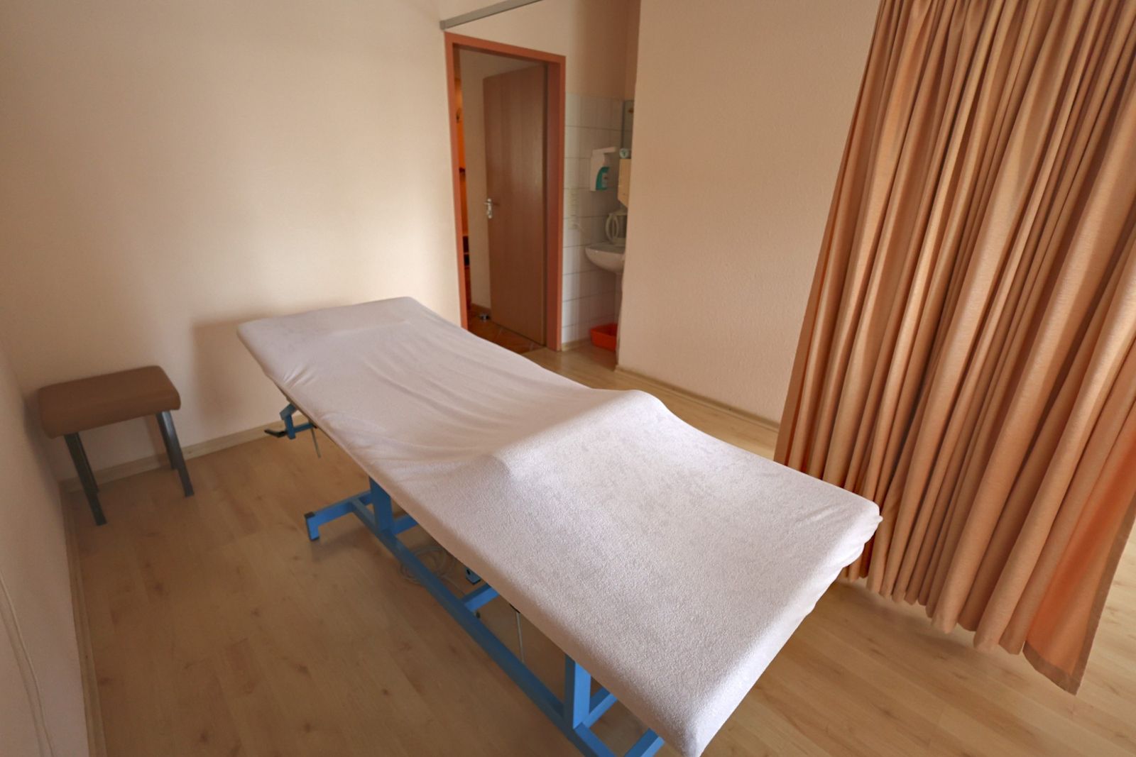 Behandlungsraum mit Therapieliege