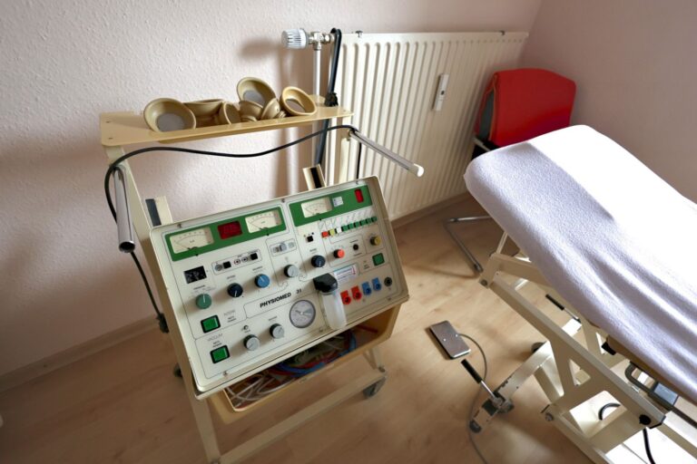 Physio Uslar – Elektrotherapiegerät neben der Therapieliege im Reha-Zentrum Klages, Uslar