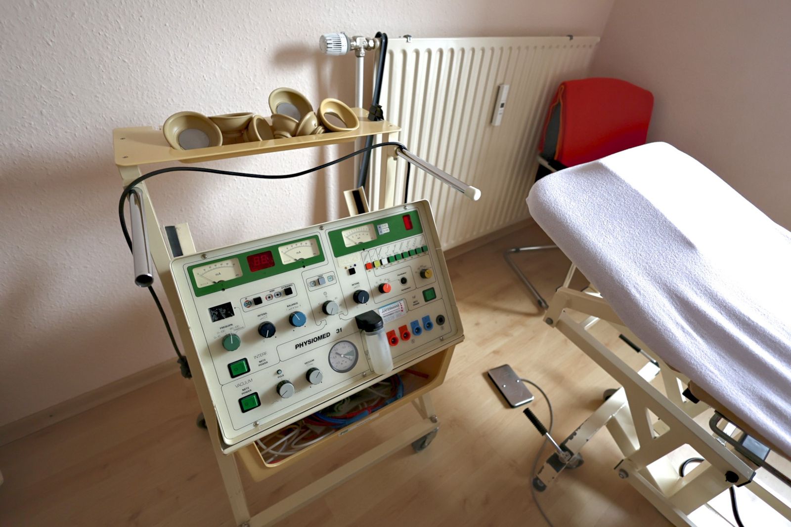 Elektrotherapiegerät neben der Therapieliege