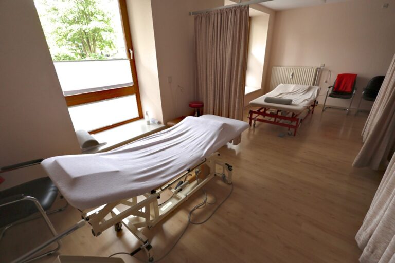 Job in Uslar – Heller Behandlungsraum mit zwei Therapieliegen im Reha-Zentrum Klages, Uslar