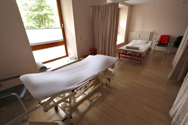 Manuelle Therapie Uslar – Heller Behandlungsraum mit zwei Therapieliegen im Reha-Zentrum-Klages, Uslar Manuelle Therapie Uslar – Heller Behandlungsraum mit zwei Therapieliegen im Reha-Zentrum-Klages, Uslar