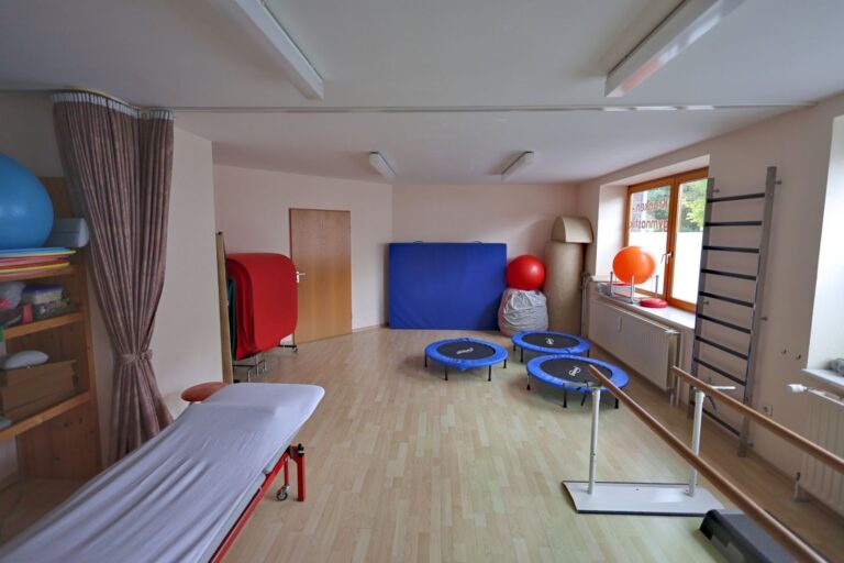 Physiotherapeut Job in Uslar – Gymnastikraum mit Trampolinen, Sprossenwand und Barren im Reha-Zentrum Klages, Uslar Physiotherapeut Job in Uslar – Gymnastikraum mit Trampolinen, Sprossenwand und Barren im Reha-Zentrum Klages, Uslar