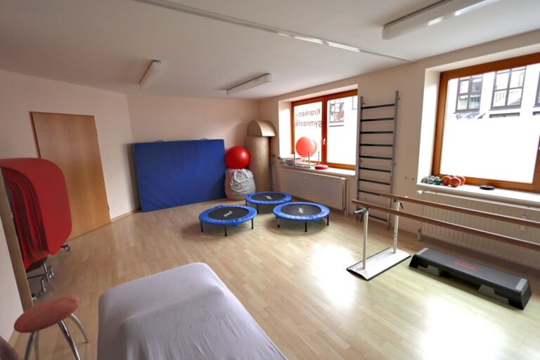Krankengymnastik Uslar – Gymnastikraum mit Trampolinen und Matten im Reha-Zentrum Klages, Uslar Krankengymnastik Uslar – Gymnastikraum mit Trampolinen und Matten im Reha-Zentrum Klages, Uslar