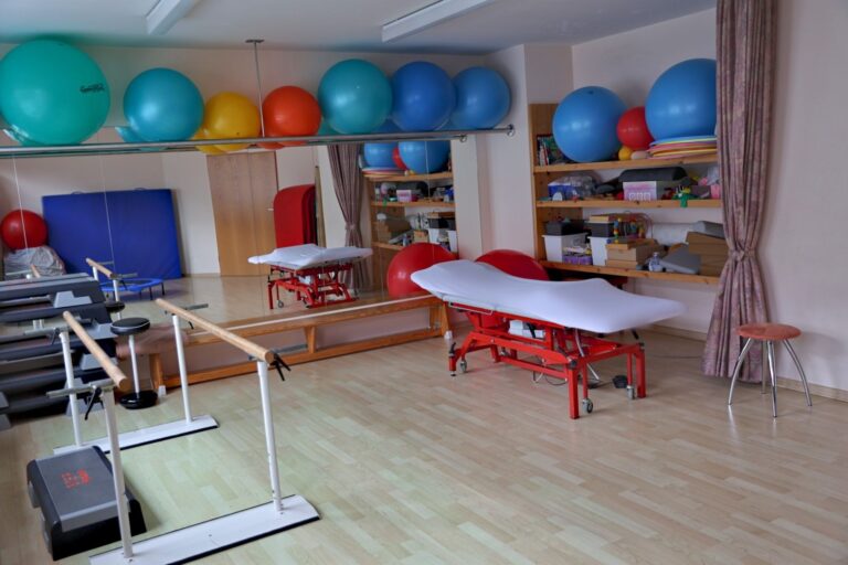 Krankengymnastik Uslar – Gymnastikraum mit Gymnastikbällen und Therapieliege im Reha-Zentrum-Klages, Uslar Krankengymnastik Uslar – Gymnastikraum mit Gymnastikbällen und Therapieliege im Reha-Zentrum-Klages, Uslar